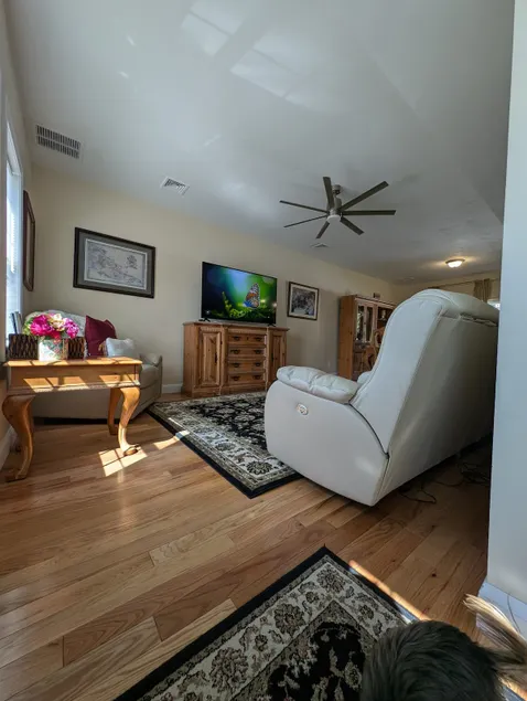Private Home fenced in yard Pet & family friendly - Image 1