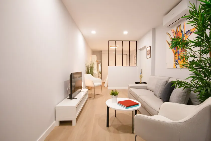 Modern & ideal location • 3 double bedrooms • A/C... - Image 1