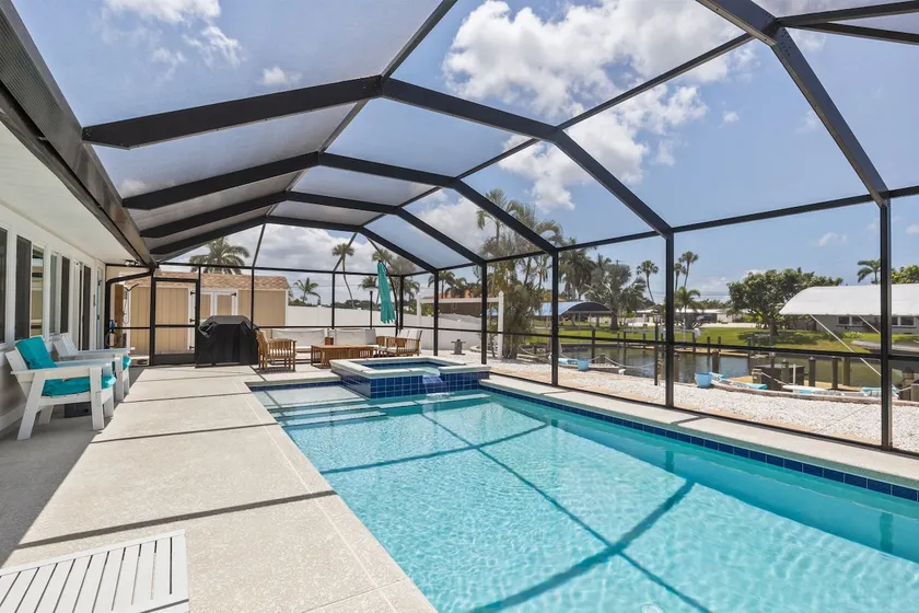 3BR/3BA + Waterfront! Hot tub + Pool + Beaches! - Image 1