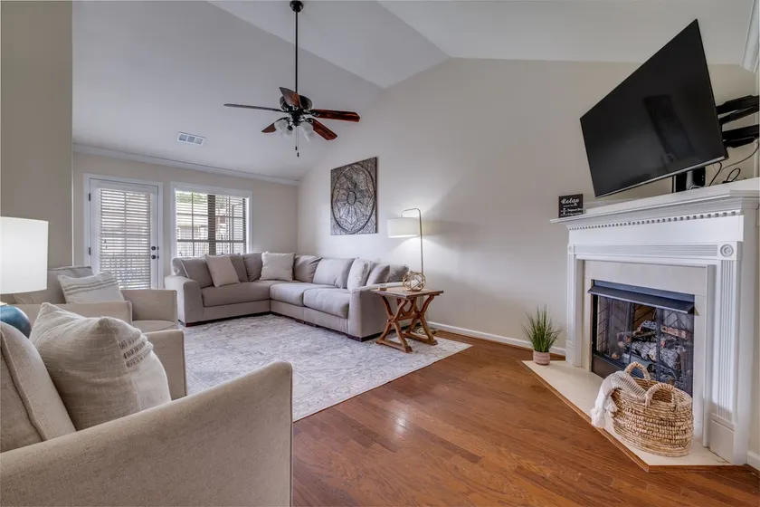 Spacious townhouse near the MET and Finley Center! - Image 1