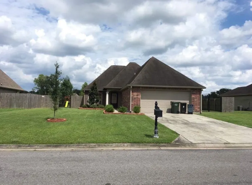 4BR 2BA Family Home On a Lake - Image 1