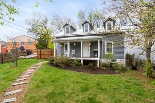 Stunning house! Big fenced private yard for dogs! - Image 1