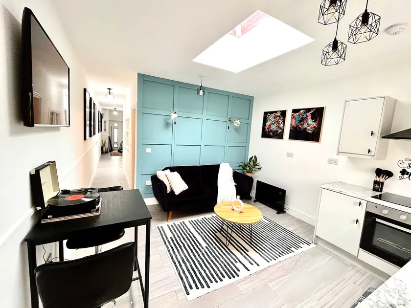 Vibrant Bungalow 2 bedroom apartment, secure private parking  - Image 1