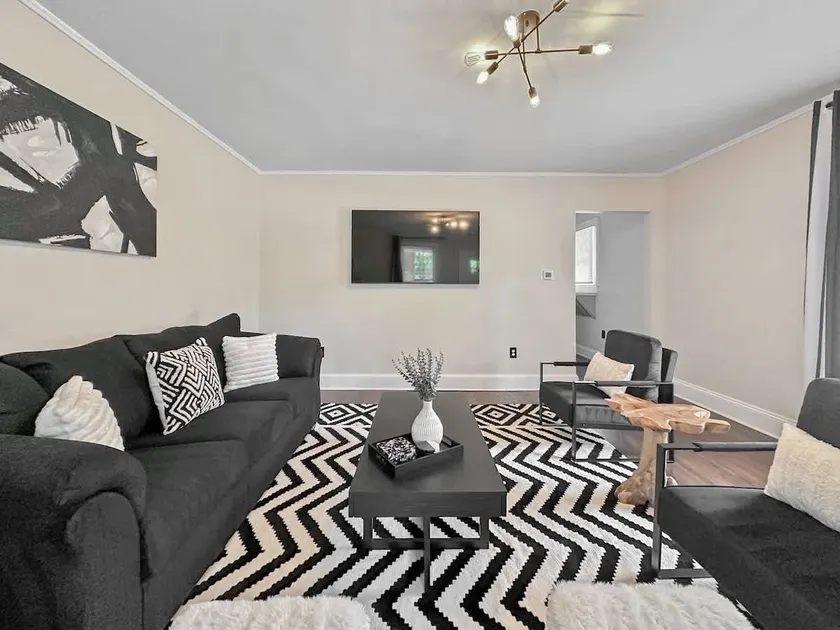 Black and white chic retreat - Image 1