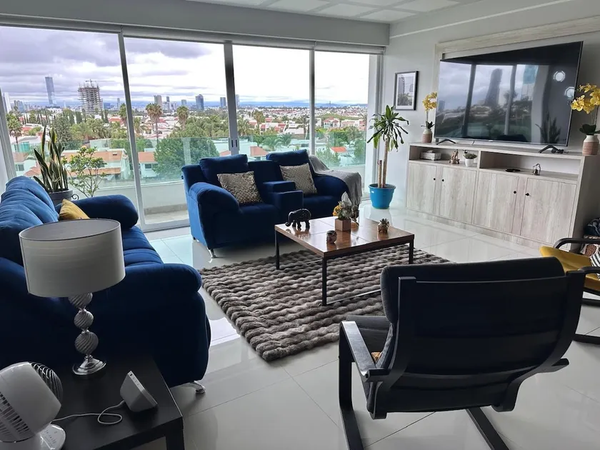 Luxury, comfort and great views. - Image 1