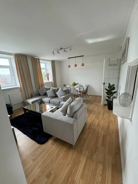 Tranquil Top-Floor Family Haven! - Image 1