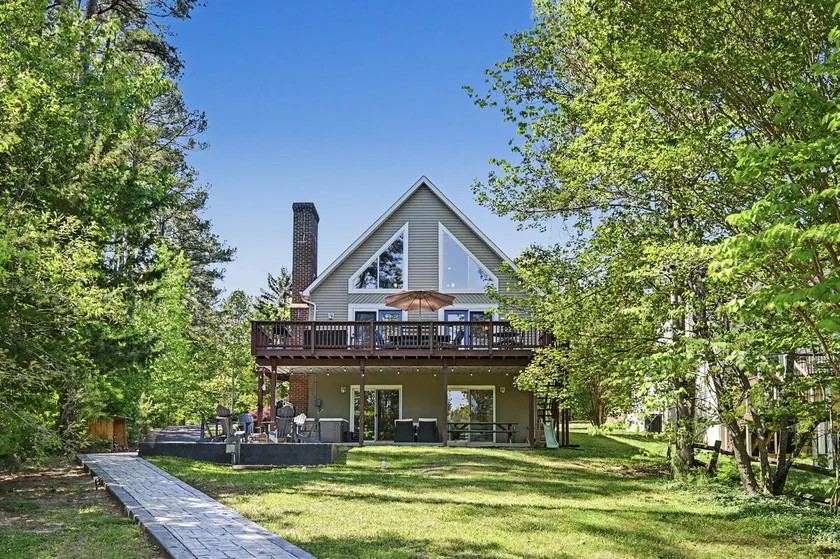 Lakefront Hot tub, dock, game room, kayaks & SUP - Image 1