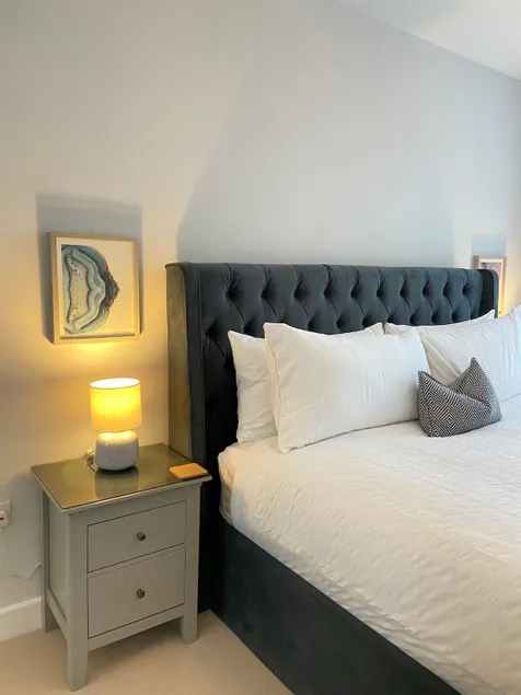 Modern City Centre Flat with SuperKing Bed! - Image 1