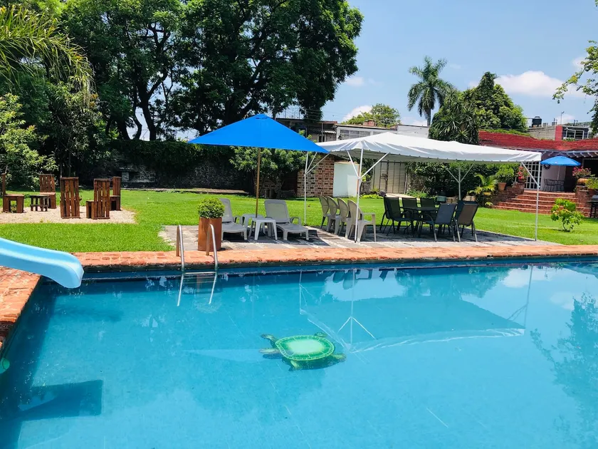 Relaxing and fun house with a heated pool - Image 1