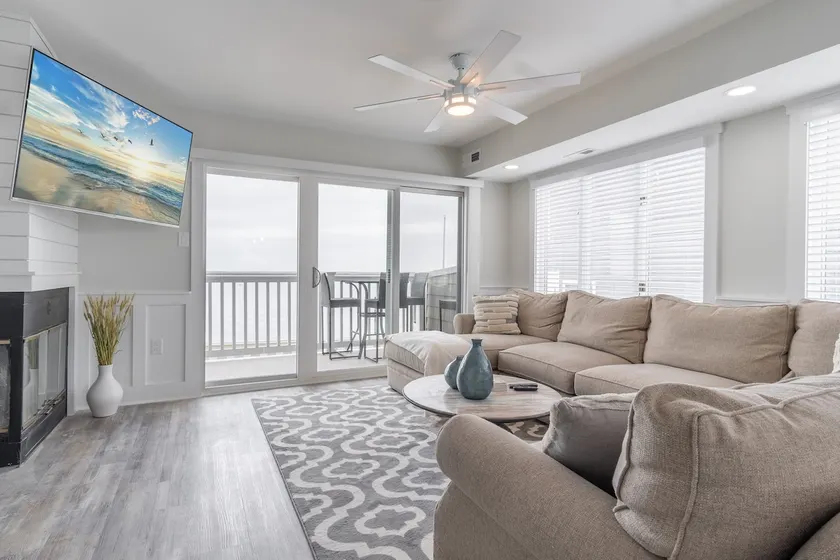 Waterfront House - Walk To The Beach and Town - Image 1