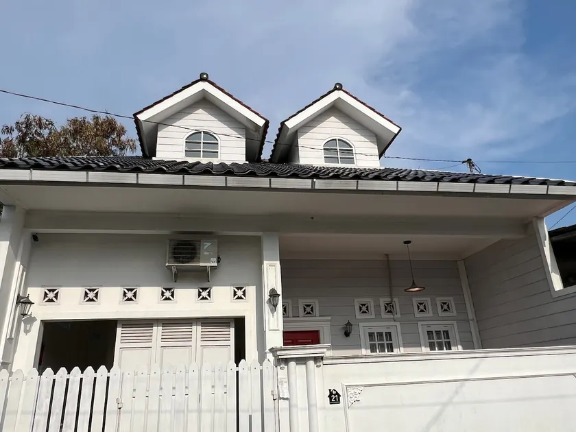 Ivon American House - Image 1