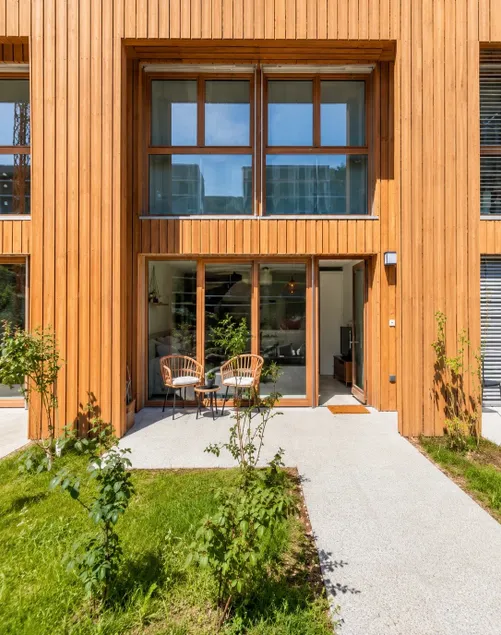 Elegant 8-Person Duplex | Free Parking & Direct Tram - Image 1