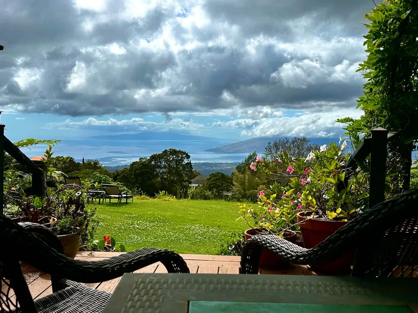 Charming Art Studio on a Scenic Mountain Slope - Image 1