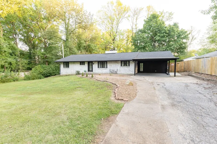 fenced yard, cottage, prime location, rain shower - Image 1