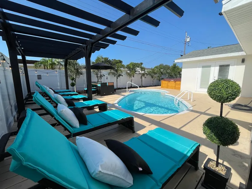 SAUNA! Huge HOT TUB & Heated POOL! 3 KING beds! - Image 1