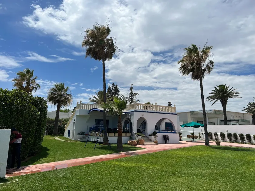 Beachfront bungalow - Image 1