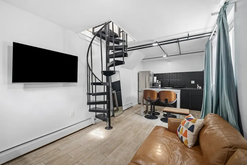 Garage Loft Converted Apt with free street parking - Image 1