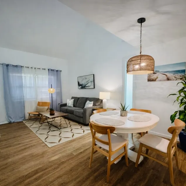 Walk to Beach / King Bed Loft/ Sleeps 4/ Parking - Image 1