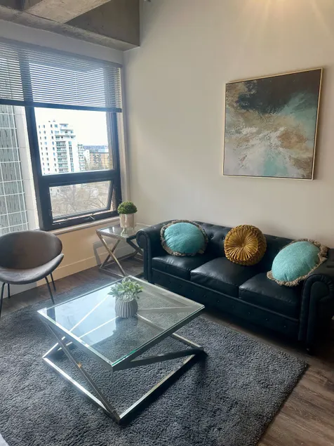 King bed, Modern Suites, 2mins from Rogers - Image 1