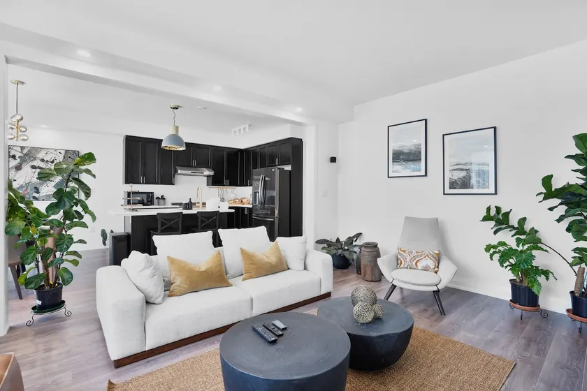 Newly Renovated Modern Home near Niagara! - Image 1