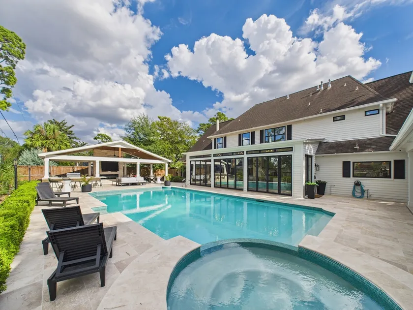 Wagon Wheel BNB - 20 minutes to IAH, pool, spa, 7 BDR - Image 1