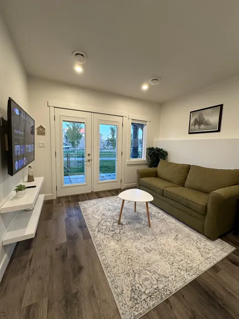 Juanu’s Cozy Cove - Walkout Basement Suite - Image 1