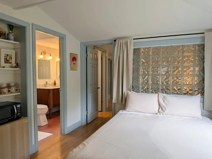 Private 2 Bedroom Guest Suite Off Main Street - Image 1