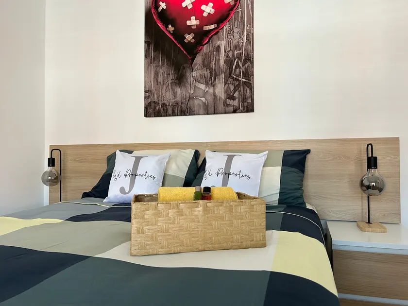 Serviced apartment, 1 Newcastle - Image 1