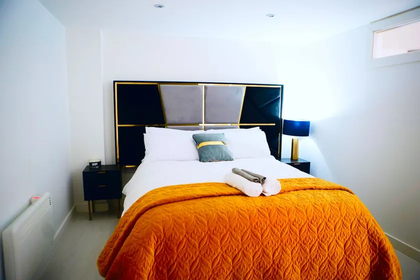 Comfy 1Br Flat l 2Beds l Sleeps4 l Parking l WiFi - Image 1