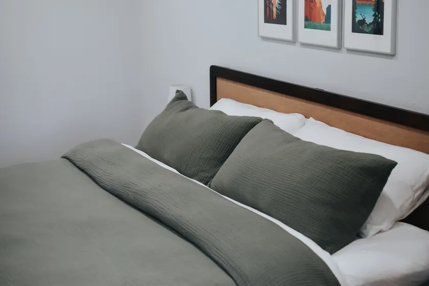 Cozy Suite with Private Entry & Four Seasons Bed - Image 1