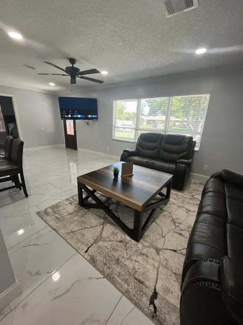 2 Car Garage, Spacious 3Bed 3Bath Home & Patio - Image 1