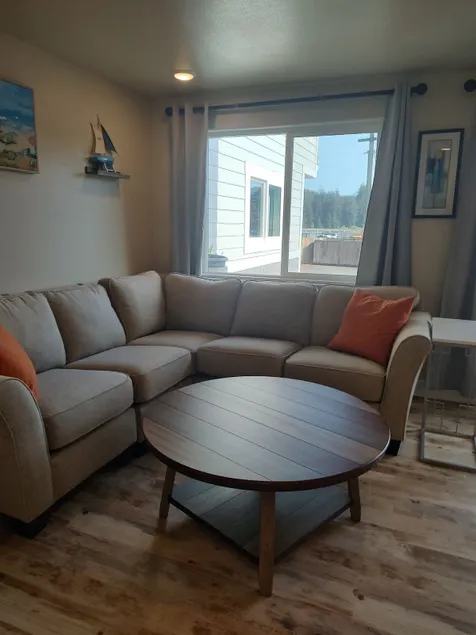 2 bdrm, Walking distance to all - Image 1