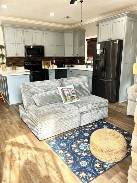 Modern apartment near downtown - Image 1