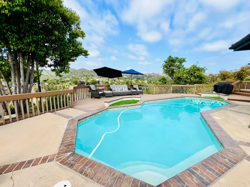 Paradise View House: Pool & Lake View - Image 1