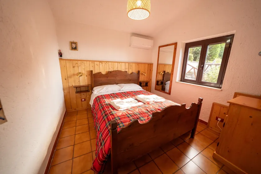 4-bedroom chalet with Jacuzzi in Serrone - Image 1