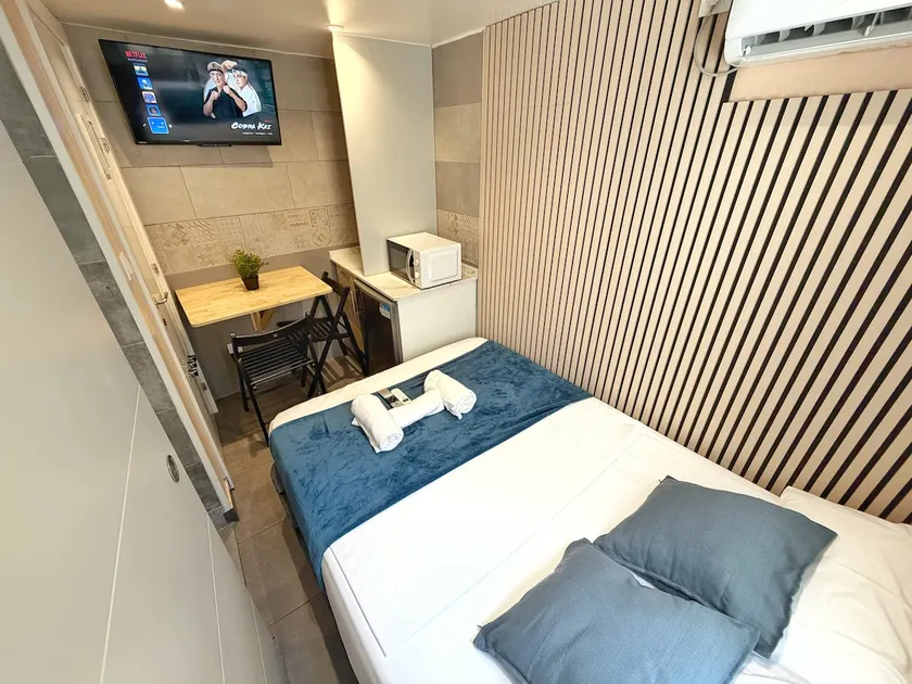 1 suite with private bathroom. Next to the subway - Image 1