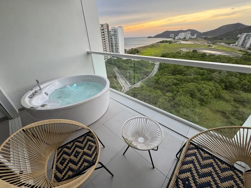 Luxury Suite 14th Ocean View Jacuzzi - Image 1