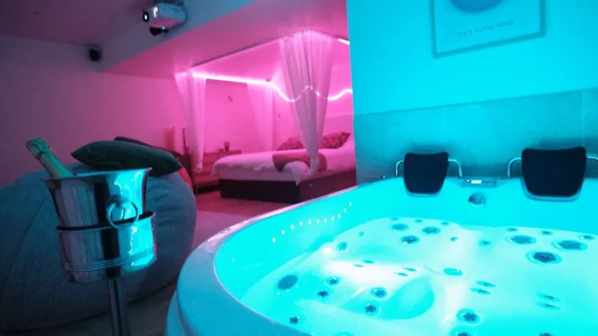 Luxurious romantic suite with hot tub - Image 1