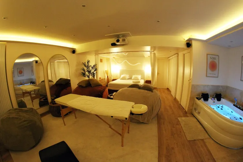 Luxurious love room with hot tub - Image 1