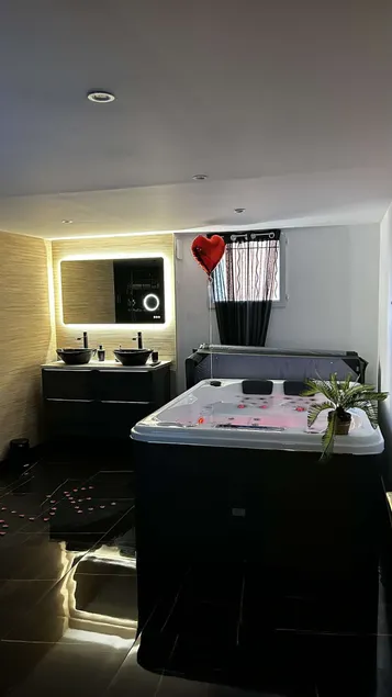 Villa with a Jacuzzi and Spa - Image 1