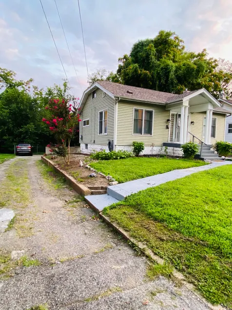 Home in Affton, Saint Louis, 1 King 2 Queen beds - Image 1