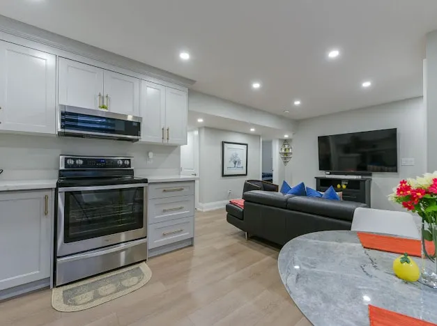Modern 2BR Suite | Full Kitchen & Parking - Image 1