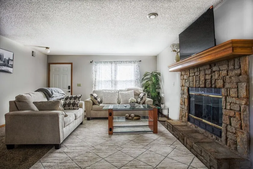 Centrally-Located*3BR/2BA*KS Speedway*Dining*Shops - Image 1