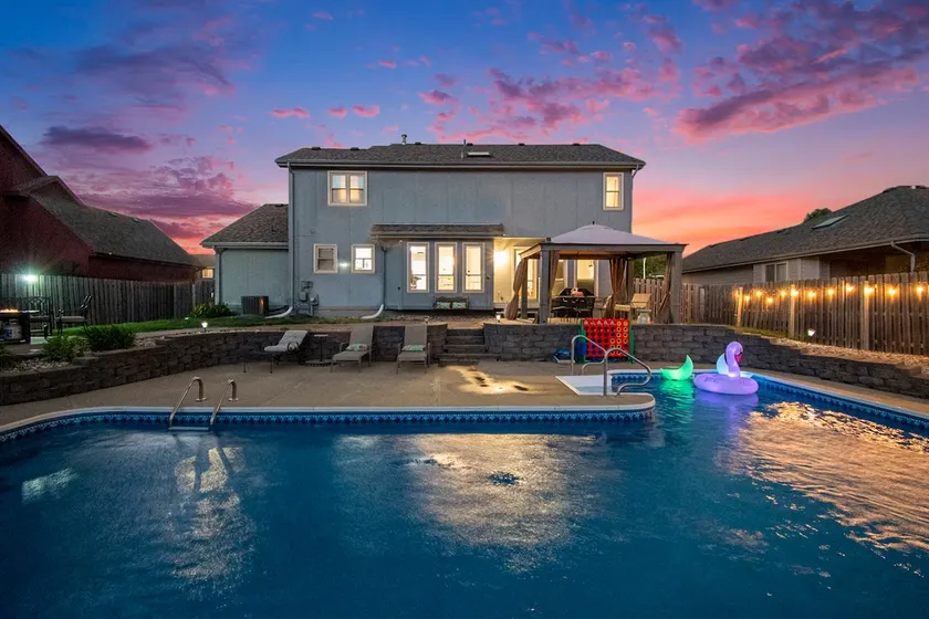 Papillon Heated Pool House-Pool is OPEN - Image 1