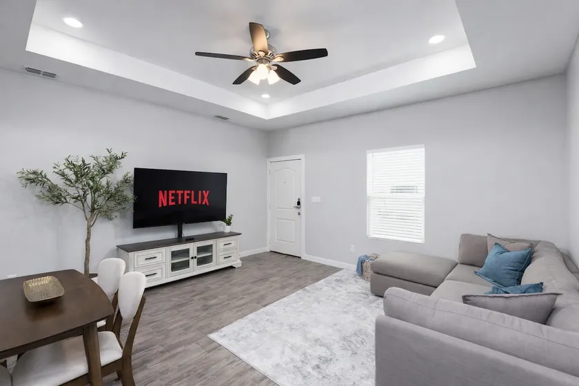 Modern 3BR w workspace|284 Mbp wifi|travel crib - Image 1