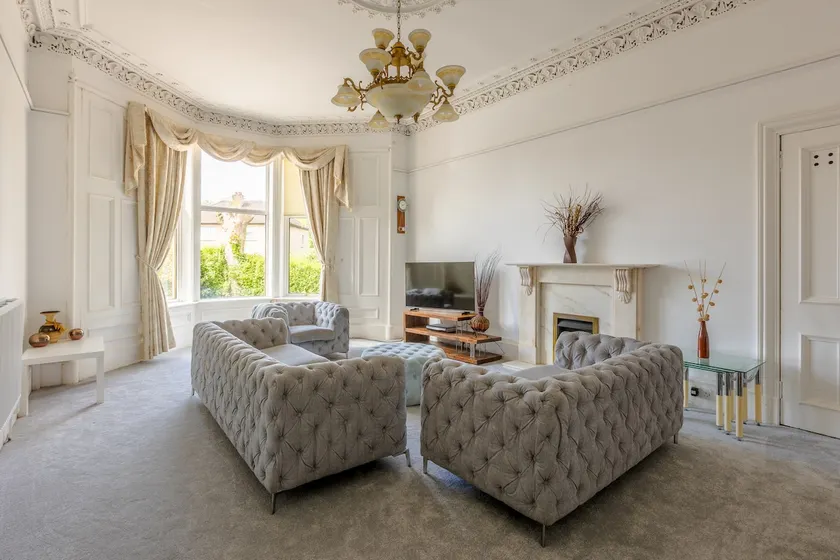 Spacious 5 Bedroom Villa With Free Private Parking - Image 1