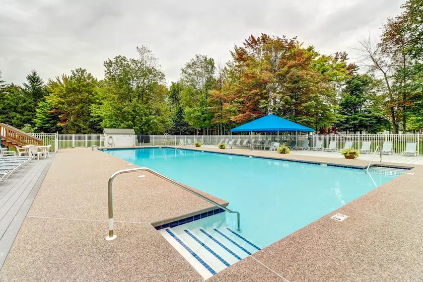 Peaceful mountain getaway with resort amenities - Image 1