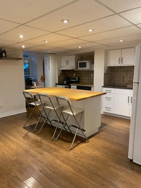 King bed, Big kitchen, Free Parking, Central - Image 1