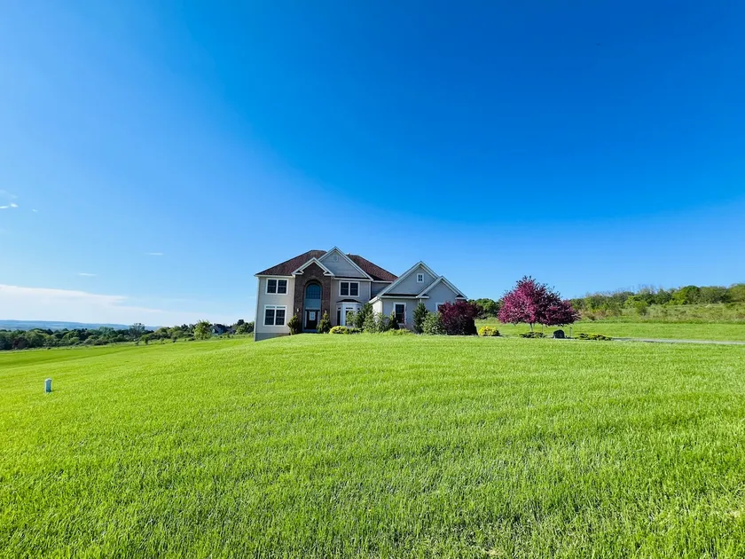 Serene villa with stunning views - Image 1
