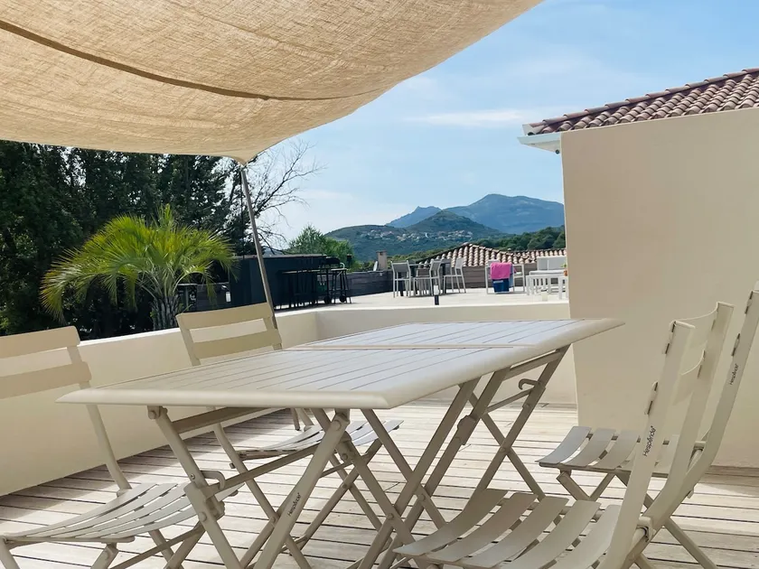 Beautiful, bright 2-bedroom apartment with terrace and parking - Image 1